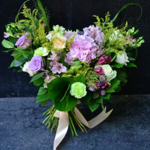 Buchet de flori cu hortensie şi trandafiri