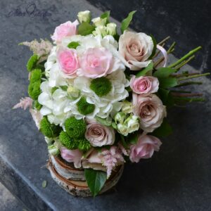 Buchet cu hortensie, trandafiri şi santini