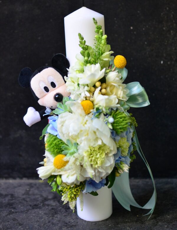 Lumânare de botez cu flori naturale şi jucărie Mickey Mouse