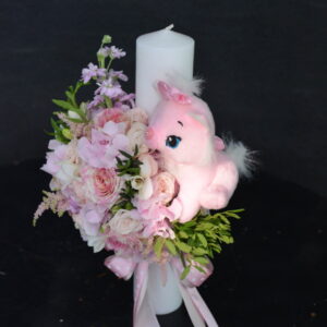 Lumânare de botez cu flori naturale şi jucărie roz